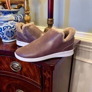 EUC Women's OluKai Malua Hulu Slip On Shoes Warm Taupe & Off White Size 10